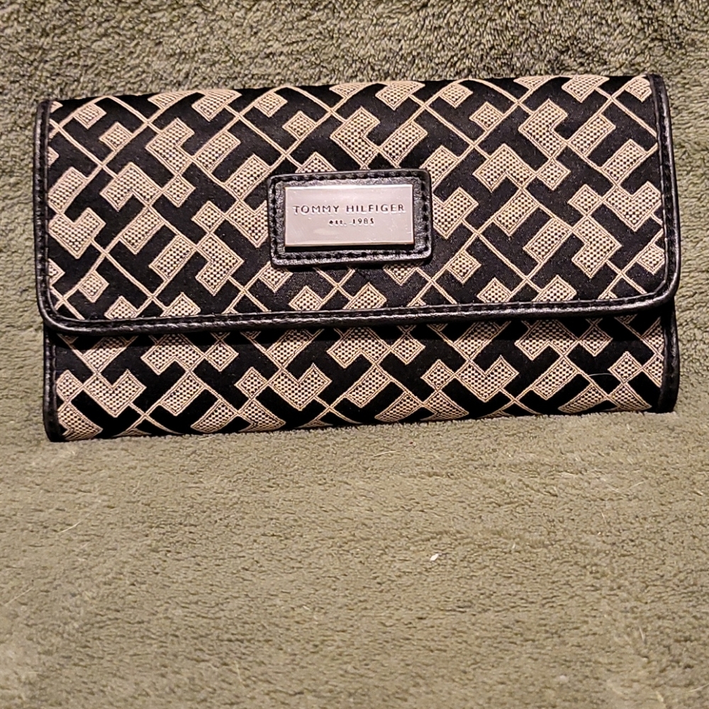 Tommy Hilfiger women's wallet